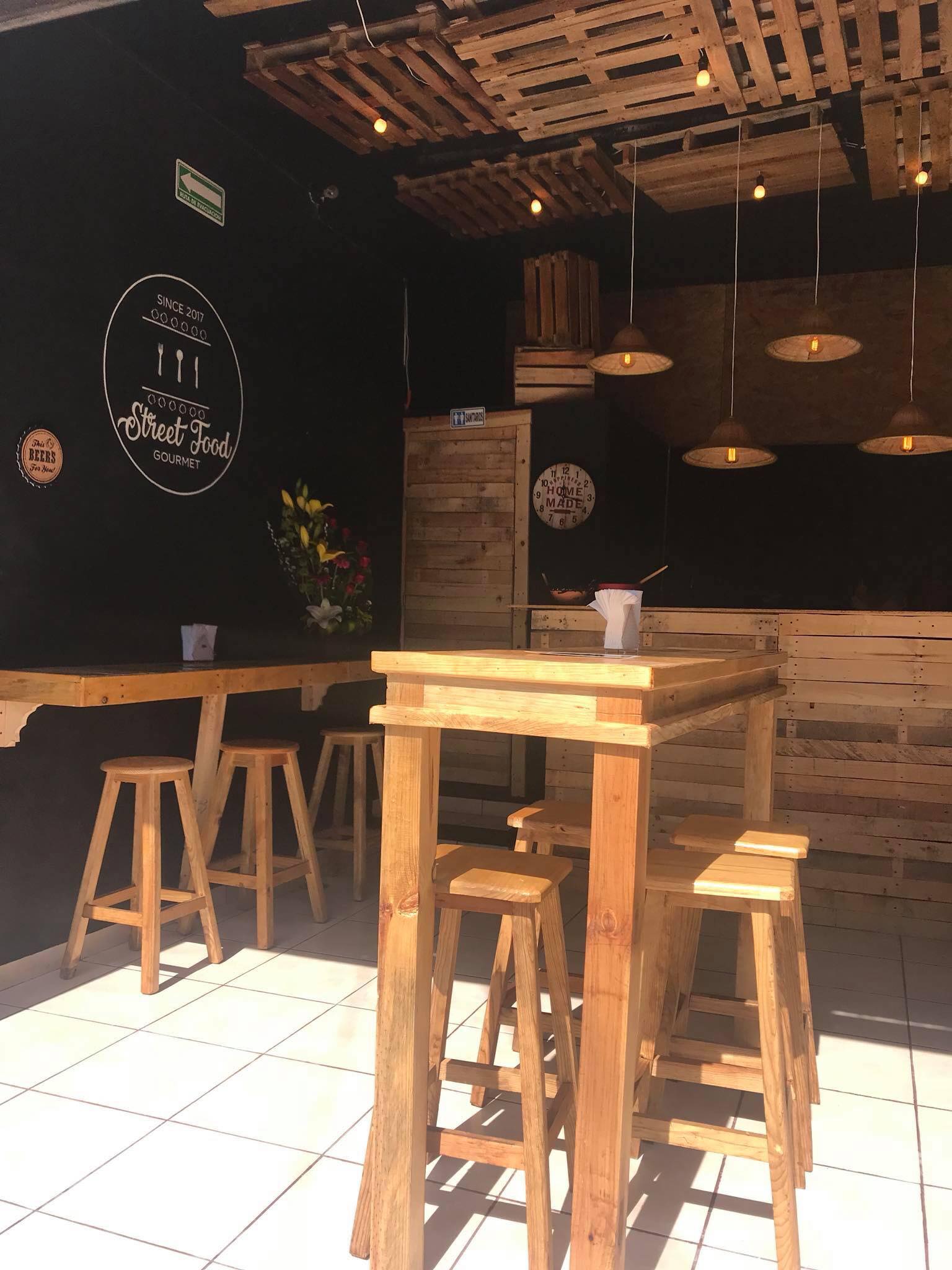Interior con mesas
